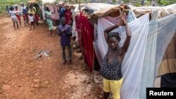 ប្រជាពលរដ្ឋ​ស្នាក់នៅ​ក្នុង​តង់​បណ្តោះអាសន្ន​ នៅ​ជំរុំ​មួយ បន្ទាប់ពី​ការរញ្ជួយដី​កាលពី​ថ្ងៃទី១៤ ខែសីហា ដែល​បាន​ធ្វើឲ្យ​ខូចខាត ឬ​បំផ្លាញ​ផ្ទះសម្បែង​របស់​ពួកគេ​នៅ​ប្រទេស​ហៃទី ថត​នៅ​ថ្ងៃទី២៣ ខែសីហា ឆ្នាំ២០២១។