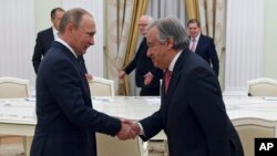 Le président russe Vladimir Poutine, à gauche, se serre la main avec le secrétaire général entrant des Nations unies Antonio Guterres lors de leur rencontre au Kremlin, à Moscou, 24 novembre 2016.