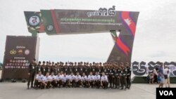 រូបឯកសារ៖ កង​យោធ​ពល​ខេមរភូមិន្ទ​​កម្ពុជា​ បាន​រៀប​ចំ​ការ​ប្រកួត​កីឡា​​កង​យោធ​ពល​ខេមរភូមិន្ទ​ អបអរសាទរ​ទិវា​ ៧​ មករា​ និង​ប្រមូល​មូលនិធិ​គាំទ្រ​សកម្មភាព​សមាគម​អតីត​យុទ្ធជន​កម្ពុជា​​ ក្នុង​រាជធានី​ភ្នំពេញ កាល​ពី​ថ្ងៃទី​៧​ ខែ​មករា ឆ្នាំ​២០១៧។ (ហ៊ាន​ សុជាតា/ VOA)