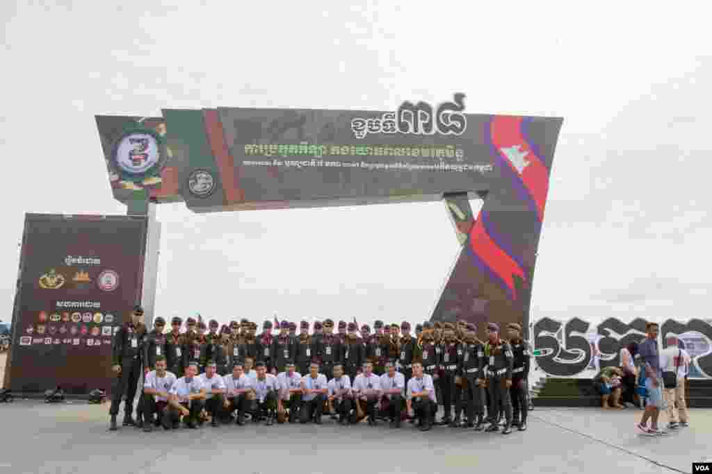 កង​យោធ​ពល​ខេមរភូមិន្ទ​​កម្ពុជា​ បាន​រៀប​ចំ​ការ​ប្រកួត​កីឡា​​កង​យោធ​ពល​ខេមរភូមិន្ទ​ អបអរសាទរ​ទិវា​ ៧​ មករា​ និង​ប្រមូល​មូលនិធិ​គាំទ្រ​សកម្មភាព​សមាគម​អតីត​យុទ្ធជន​កម្ពុជា​​ ក្នុង​រាជធានី​ភ្នំពេញ កាល​ពី​ថ្ងៃទី​៧​ ខែ​មករា ឆ្នាំ​២០១៧។ (ហ៊ាន​ សុជាតា/ VOA)