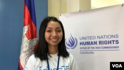 កញ្ញា នាង រចនា ដែលបានចូលរួមស្តាប់ការធ្វើបទបង្ហាញលើកទី១ អំពី «ការប្រកួតពានរង្វាន់យុវជនគាំទ្រសិទ្ធិមនុស្ស» ដល់ក្រុមយុវជន នាថ្ងៃទី២០ ខែកក្កដា ឆ្នាំ២០១៩។ (កាន់ វិច្ឆិកា/VOA)