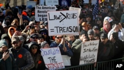 Ribuan pendukung hak kepemilikan senjata api melakukan protes di sekitar gedung Kongres di Richmond, ibukota Virginia, hari Senin (20/1).