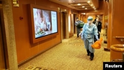 2020年2月4日一名男子身穿防护衣在钻石公主号游轮上走动。