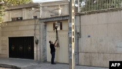 Seorang jurnalis video merekam di luar gerbang tertutup kantor Institut Bahasa Jerman di Teheran, hari Selasa 20 Agustus 2024.