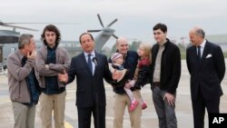 Presiden Perancis Francois Holland, ketiga dari kiri, bersama wartawan Perancis yang disandera.