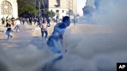 Egyptian protesters clash with security forces near Tahrir square in Cairo, Egypt, November 28, 2012.