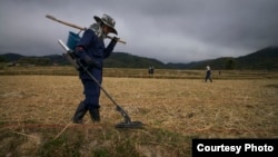 រូបឯកសារ៖ អ្នក​បច្ចេកទេស​កំពុង​ស្រាវជ្រាវ​នៅ​លើ​វាល​ស្រែ​ស្វែង​រក​គ្រាប់​មិន​ទាន់​ផ្ទុះ នៅ​ខេត្ត Xiangkhouang ប្រទេស​ឡាវ។
