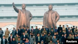 북한 김일성 주석의 102번째 생일을 맞은 지난해 4월 15일, 평양 주민들이 만수대에서 김일성 주석과 김정일 국방위원장 동상을 참배했다. (자료사진)