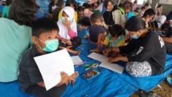 Kegiatan menggambar dan mewarnai oleh anak-anak penyintas gempa di shelter Terintegrasi di Stadion Manakarra, Mamuju, Sulawesi Barat. Minggu, 31 Januari 2021. (Foto: Yoanes Litha/VOA)