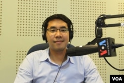 Dr. Deth Sok Udom, Dean of Academic Affairs of Zaman University participates in a discussion on “Thailand's Ongoing Political Problems and Impacts on Asean Integration” during VOA Khmer's Hello VOA radio call-in show's monthly “Asean Corner” program, Thursday, March 5, 2015. (Lim Sothy/VOA Khmer)