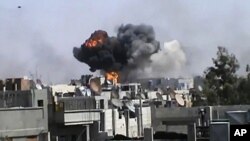 Smoke billows following the purported shelling in Khaldiyeh district, Homs, Syria, April 18, 2012. (AP cannot independently verify the content, date, location or authenticity of this material.) 