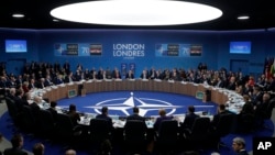 Pertemuan meja bundar KTT para pemimpin negara-negara NATO di Hotel The Grove, Watford, Inggris, 4 Desember 2019. 