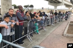 미국 망명 희망자들이 멕시코 국경에서 대기하고 있다. (자료사진)