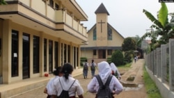 Dua puluhan siswa-siswi dari berbagai agama berkunjung ke GKP Kampung Sawah, Selasa, 30 April 2019. Dalam Wisata Toleransi Kampung Sawah, mereka mengunjungi 5 rumah ibadah dan mengenal ajaran agama yang berbeda. (Foto: Rio Tuasikal/VOA)