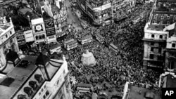 Warga London merayakan “V-E Day” atau Hari Kemenangan di Eropa pada tanggal 8 Mei 1945 (foto: dok). 