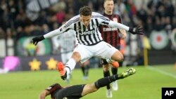 Hernanes de la Juventus saute pour éviter un tacle de Juraj Kucka d’AC Milan au cours d’un match de série A au stade Juventus, Turin, Italie, 21 novembre 2015.