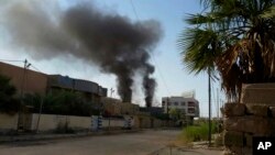 Asap tampak mengepul pasca serangan bom terhadap sasaran ISIS di Fallujah, Irak, Selasa (24/5).