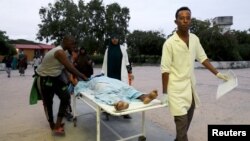 Une personne blessée est évacuée à l'hôpital de Madina après une explosion à l'hôtel Elite situé sur la plage du Lido à Mogadiscio, en Somalie, le 16 août 2020.