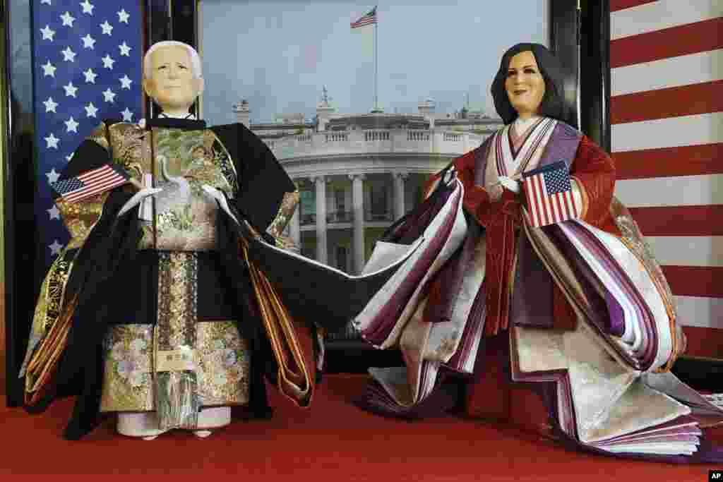 Boneka khas Jepang, &quot;Hina&quot;, yang menggambarkan Presiden AS Joe Biden dan Wakil Presiden Kamala Harris, dipajang untuk perayaan Girls &#39;Day di Kyugetsu, sebuah perusahaan boneka tradisional Jepang, Rabu, 27 Januari 2021 di Tokyo. (Foto: AP)&nbsp;