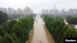 Jalanan yang banjir akibat diguyur hujan deras di Zhengzhou, provinsi Henan, China, 23 Juli 2021. Gambar diambil dengan drone. (REUTERS/Lagu Aly)