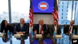 Presiden terpilih Donald Trump dalam pertemuan dengan para pemimpin industri teknologi di Trump Tower, New York, 14 Desember 2016. Dari kiri: COO Facebook Sheryl Sandberg, Wapres terpilih Mike Pence, Trump, Pendiri PayPal Peter Thiel, dan CEO Apple Tim Cook. (AP Photo/Evan Vucci) 