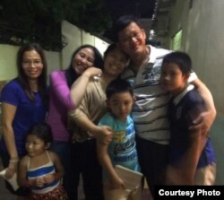 រូប​ឯកសារ៖ លោក នី ចរិយា អគ្គលេខាធិការរង​នៃ​គណៈកម្មាធិការជាតិរៀបចំ​ការបោះឆ្នោត​ ជួបជុំ​គ្រួសារ ក្រោយពី​ត្រូវបាន​ដោះលែង​ពី​មន្ទីរ​ឃុំឃាំង​នៅ​រាត្រី​ថ្ងៃព្រហស្បតិ៍ ទី២៩ ខែមិថុនា ឆ្នាំ២០១៧។ (រូបថត​ផ្តល់​ឲ្យ)