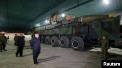 북한 김정은 국무위원장이 지난 7월 대륙간탄도미사일급 '화성-14형' 시험발사를 참관했다.