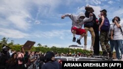 George Floyd death: demonstrators smash a police vehicle in Los Angeles