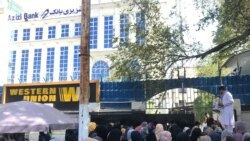 بینکوں کے باہر لوگوں کی قطاریں لگنا اب معمول بن چکا ہے۔