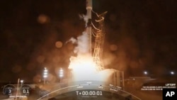 Nan foto sa a, fize Falcon SpaceX la kap transpote nouvo teleskop La NASA a dekole nan baz Fos Spasyal Etazini Vandenberg, nan Kalifoni, 11 Mas, 2025. 