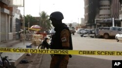 Un soldat garde les abords de l'hôtel Splendide à Ouagadougou, samedi 16 janvier 2016. (AP Photo/Sunday Alamba)