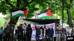 Demonstranti drže palestinske zastave tokom anti-izraelskih demonstracija u kampusu Univerziteta Universität Wien im Alten AKH u Beču, Austrija, 8. maja 2024. (Foto: MAX SLOVENCIK / APA / AFP)