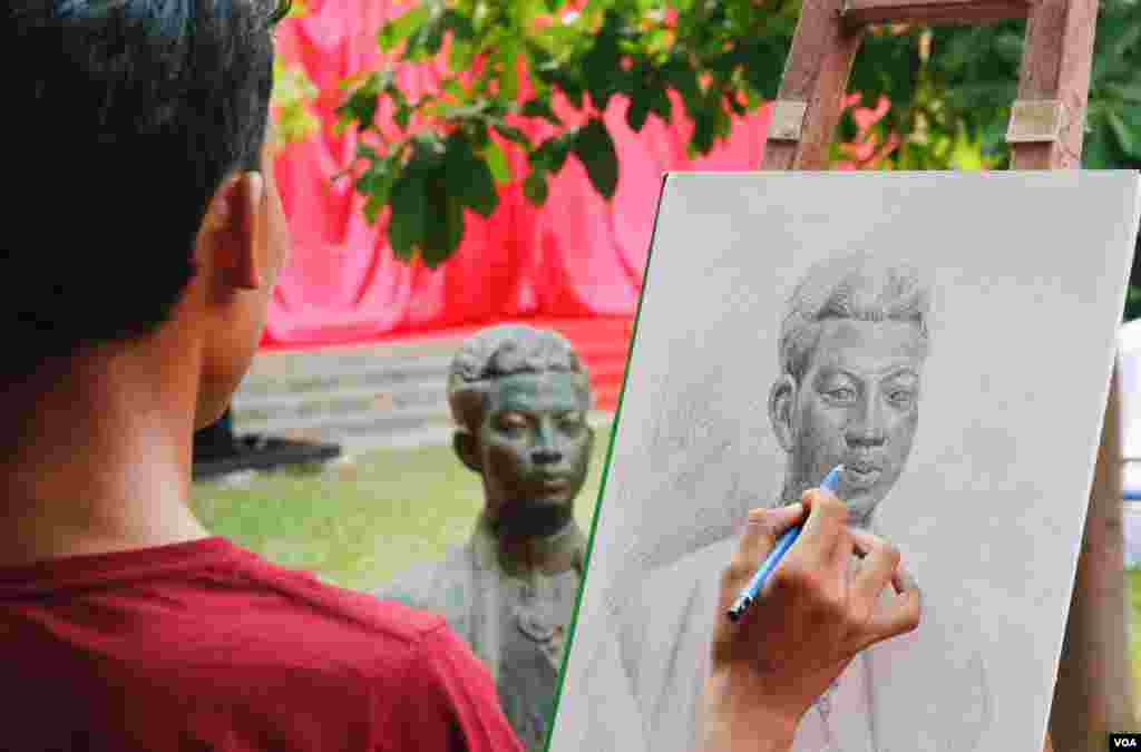 ការបង្ហាញស្នាដៃ​របស់​និស្សិត​សាលា​ភូមិន្ទ​វិចិត្រ​សិល្បៈ ក្នុង​ពិព័រណ៍​ទេព​កោសល្យ​ និង​ស្នាដៃ​លើក​ទី​៣​ ក្រោម​ប្រធានបទ​ &laquo;ខួប​១០០​ឆ្នាំ​នៃ​សាលា​រចនា​ ១៩១៧~២០១៧&raquo; ក្នុងរាជធានីភ្នំពេញ កាលពីថ្ងៃទី២៤ ខែមីនា ឆ្នាំ២០១៧។ (ហ៊ាន សុជាតា/VOA)