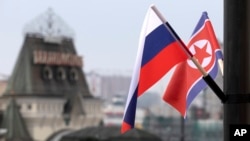 지난 2019년 4월 북러정상회담이 열린 러시아 블라디보스토크 역에 양국 국기가 걸려있다.