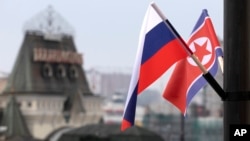 지난 2019년 4월 북러정상회담이 열린 러시아 블라디보스토크 역에 양국 국기가 걸려있다.