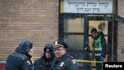 Istražitelji na mestu pucnjave u Džersi Sitiju. 