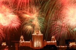 កាំជ្រួច​ផ្ទុះ​នៅ​លើ​សាកលវិទ្យាល័យ​រដ្ឋ​មូស្គុ នៅ​ក្នុង​ការ​ប្រារព្ធ​ខួប​លើក​ទី៧៥​នៃ​ជ័យជម្នះ​លើ​ក្រុម​ណាហ្ស៊ី​នៅ​ក្នុង​សង្គ្រាម​លោក​លើក​ទី២ នៅ​ក្នុង​ក្រុង​មូស្គូ ប្រទេស​រុស្ស៊ី កាលពី​ថ្ងៃទី៩ ខែឧសភា ឆ្នាំ២០២០។