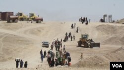 ក្រុម​មន្ត្រី​និយាយ​ថា មនុស្ស​១០​ម៉ឺន​នាក់​ប្រហែល​ជាប់​គាំង​នៅ​ខាង​ក្នុង​ក្រុង​ចាស់​នៃ​ក្រុង​ម៉ូស៊ូល ហើយ​មនុស្ស​រាប់​ពាន់​នាក់​ទៀត​បាន​រត់គេច​ខ្លួន​ទៅ​ជំរំ​ជន​ភៀសខ្លួន​ជា​រៀង​រាល់​ថ្ងៃ​ (រូបភាព​ ១៥ មិថុនា ២០១៧)។