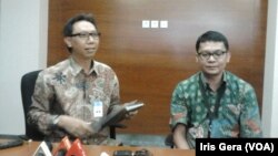 Deputi bidang Komunikasi Bank Indonesia, Tirta Segara (kiri) saat menjelaskan penetapan BI Rate di gedung BI, Jakarta, Selasa, 14 April 2015 (Foto: VOA/Iris Gera)