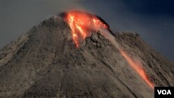 Gunung Merapi mengeluarkan lahar panas seperti terlihat dari desa Cangkarang, Yogyakarta tahun 2006 silam. Saat ini ribuan keluarga masih menempati hunian sementara (foto: dok).