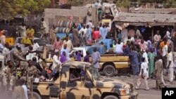 ទាហាន​នីហ្សេរីយ៉ា​នៅ​ខាង​ក្រោយ​នៃ​ឡាន​ប្រដាប់​ដោយ​អាវុធ​ ខណៈ​ដែល​ពួកគេ​ដើរ​ល្បាត​នៅ​ផ្សារ​ក្នុង​តំបន់​មួយ​កាលពី​ថ្ងៃ​អង្គារ​ ទី២៧ ខែមករា ឆ្នាំ២០១៥ បន្ទាប់​ពី​មាន​ការ​ប្រើ​អំពើ​ហិង្សា​មួយ​បាន​កើត​ឡើង​នៅ​ក្នុង​ក្រុង Maiduguri ប្រទេស​នីហ្សេរីយ៉ា។ 