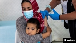 საბერძნეთში, ლესბოსის კუნძულზე მდებარე მიგრანტთა ბანაკის მოსახლეები "ჯონსონი და ჯონსონის" ვაქცინით აცრეს. 