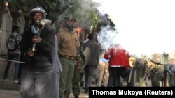 La police anti-émeute kenyanne lors d'une manifestation.