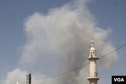 Airstrikes hit IS targets in Raqqa daily and families fleeing say civilian casualty numbers from the strikes are soaring, Aug. 21, 2017. (H.Murdock/VOA)