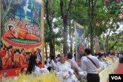 ការប្រារព្ធ​ពីធី​បុណ្យ​ពិសាខបូជា​ នៅ​ភ្នំ​ឧត្តុង្គ​ ក្នុង​ខេត្ត​កណ្តាល​ នៅថ្ងៃទី១០​ ខែឧសភា​ ឆ្នាំ២០១៧​។ (ហ៊ាន សុជាតា/VOA)