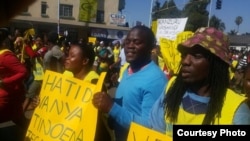 Le chômage a contraint de nombreux Zimbabwéens au commerce en détail dans les rues.