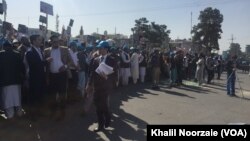 معترضان با سردادن شعارهایی بر علیه رهبر میانمار، از او خواستند تا جایزه جهانی صلح را بازگرداند