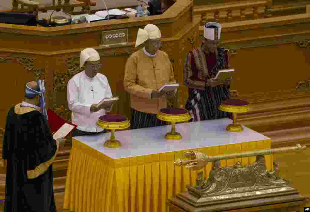 Htin Kyaw, second right, takes oaths as Myanmar&#39;s new president during a sworn-in ceremony in Myanmar&#39;s parliament in Naypyitaw.