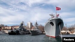 នេះ​ជា​ទិដ្ឋភាព​នៃ​នាវា​ចម្បាំង​របស់​រុស្ស៊ី​ក្នុង​ពេល​ប្រារព្ធ​ទិវា Defender of the Fatherland Day នៅ​ក្នុង​ក្រុង Sevastopol ក្នុង​តំបន់ Crimea កាលពី​ថ្ងៃទី២៣​ ខែកុម្ភៈ ឆ្នាំ២០១៦។