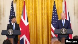 នាយករដ្ឋមន្ត្រីចក្រភពអង់គ្លេសលោក Rishi Sunak និងប្រធានាធិបតីសហរដ្ឋអាមេរិកលោក Joe Biden ថ្លែងនៅក្នុងសន្និសីទរួមគ្នាមួយ នៅសេតវិមាន រដ្ឋធានីវ៉ាស៊ីនតោន កាលពីថ្ងៃទី ៨ ខែមិថុនា ឆ្នាំ ២០២៣។ 